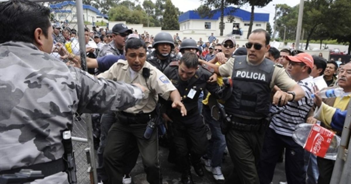 Президент Еквадору Рафаель Корреа постраждав від гранат зі сльозогінним газом, які були кинуті поліцейськими під час масової акції протесту в Кіто / © AFP