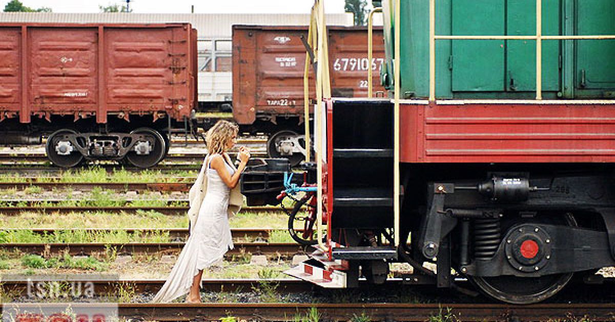 Українська співачка артистка Світлана Лобода знялась у новому кліпі на свою пісню "Революція". Зйомки кліпу відбувались у київському депо у сильну зливу.