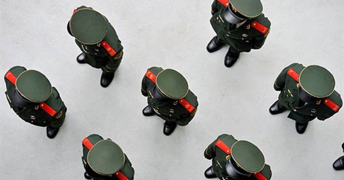 Китай, Шанхай. Китайські солдати вишикувались на Всесвітній виставці 2010 у Шанхаї під час відкриття китайського національного павільйону. Китай відзначає 61-у річницю з дня заснування Китайської Народної Республіки. / © AFP