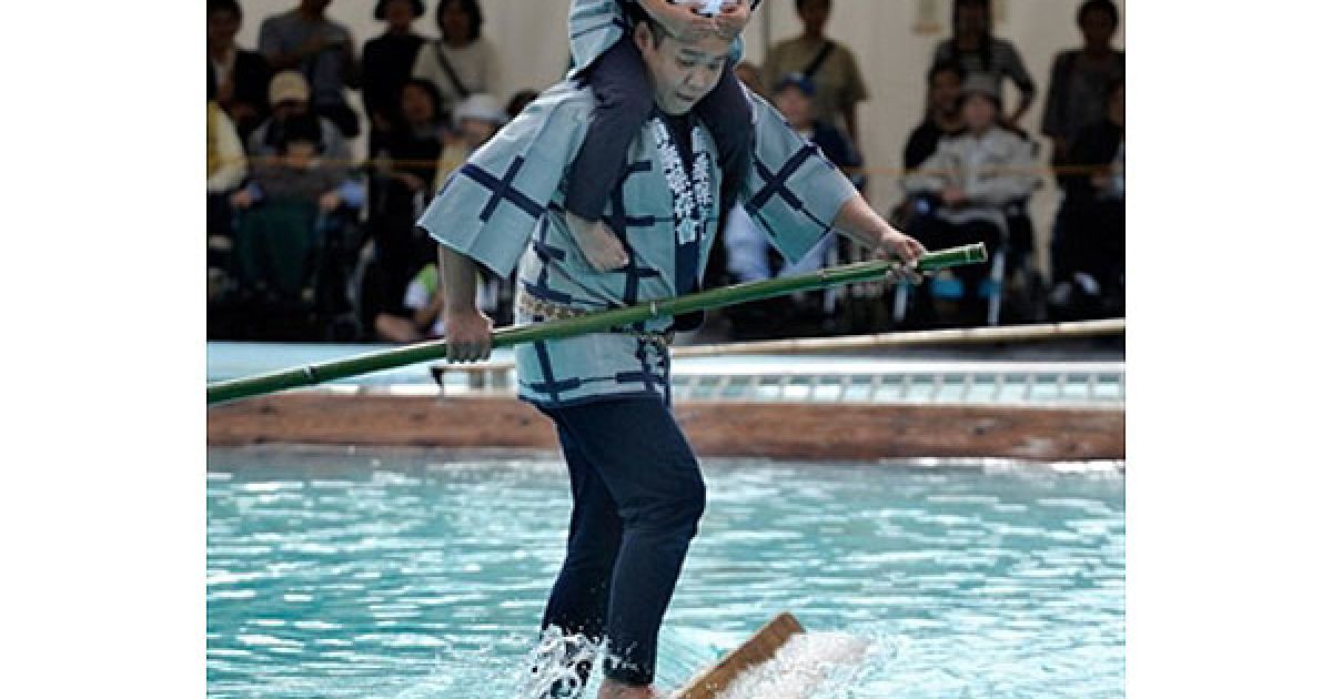 Японія, Токіо. Перевізник, член товариства "Кіба", виконує трюк на плаваючому брусі під час фестивалю в Токіо. Подібний "трюк" зазвичай виконували лісоруби  під час своєї щоденної роботи за часів династії Едо (1603-1868 рр.), коли вони сплавлялись, стоячи на колодах. / © AFP