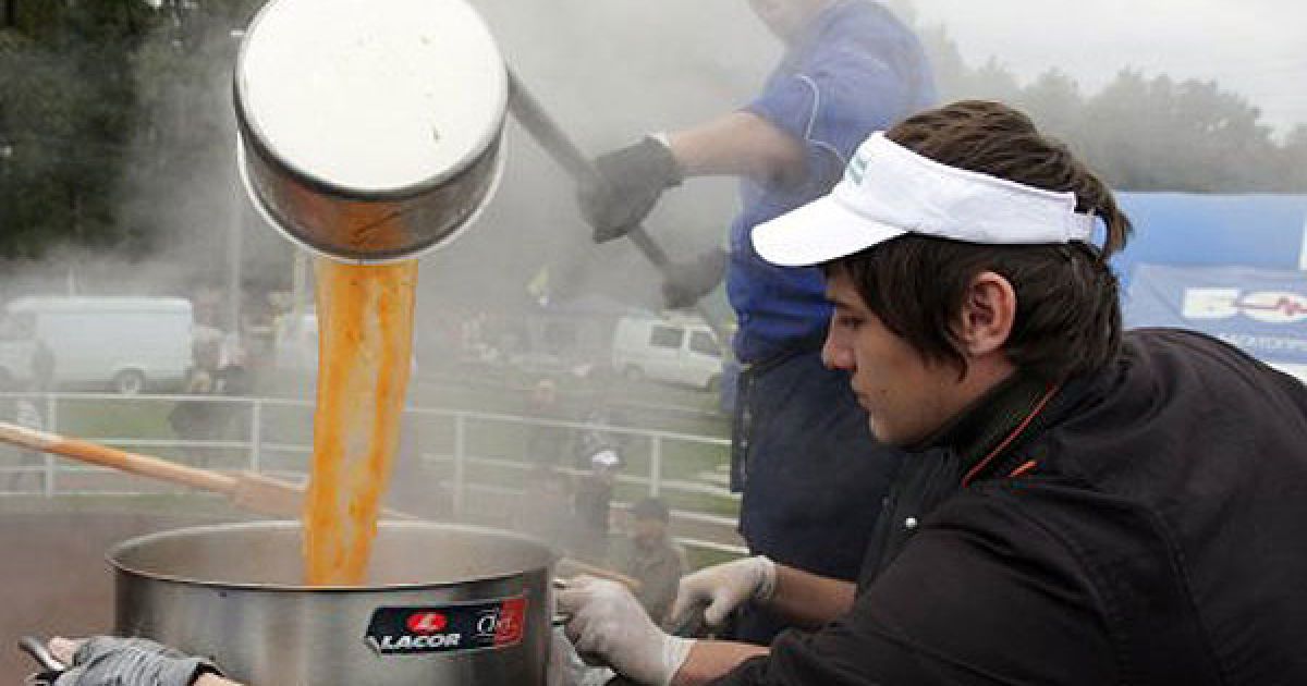 Кухарі, які готували борщ, мають золоті і бронзові медалі на міжнародних кулінарних конкурсах. / © УНІАН