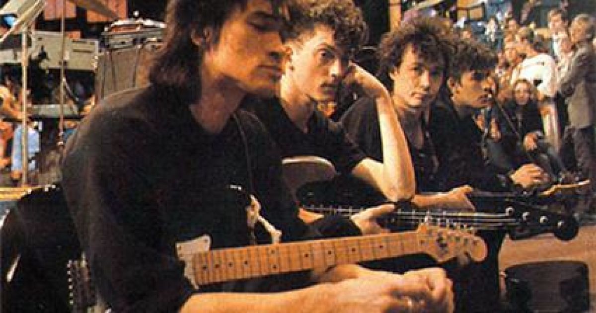 Зараз музикант перебуває вдома, і місцевий лікар готує його до польоту