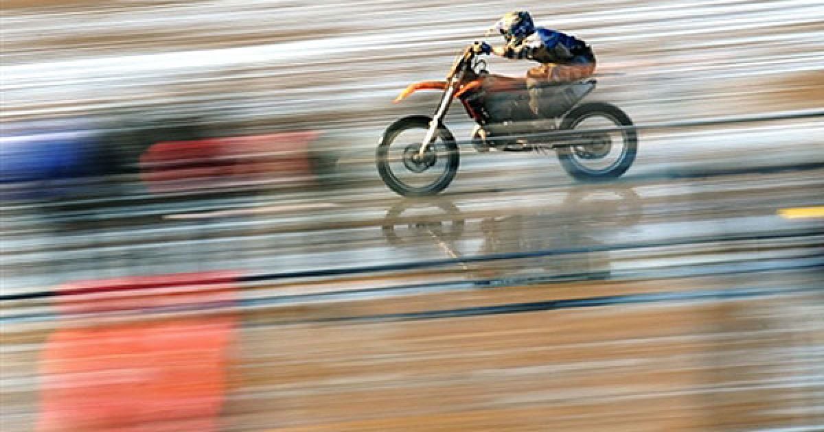 Великобританія, Вестон-Супер-Маре. Гонщик мчить вздовж берега під час тригодинної індивідуальної гонки на пляжних перегонах "RHL Weston beach race" у Вестон-Супер-Маре. У пляжних перегонах беруть участь мотоцикли ендуро, мотокросові гонщики і квадроцикли. / © AFP