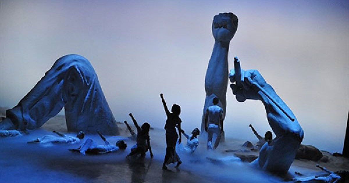 Угорщина, Дьйор. Танцюристи угорського балету "Gyori" виступають у Національному театрі під час репетиції сучасного балету "Королева балету". / © AFP