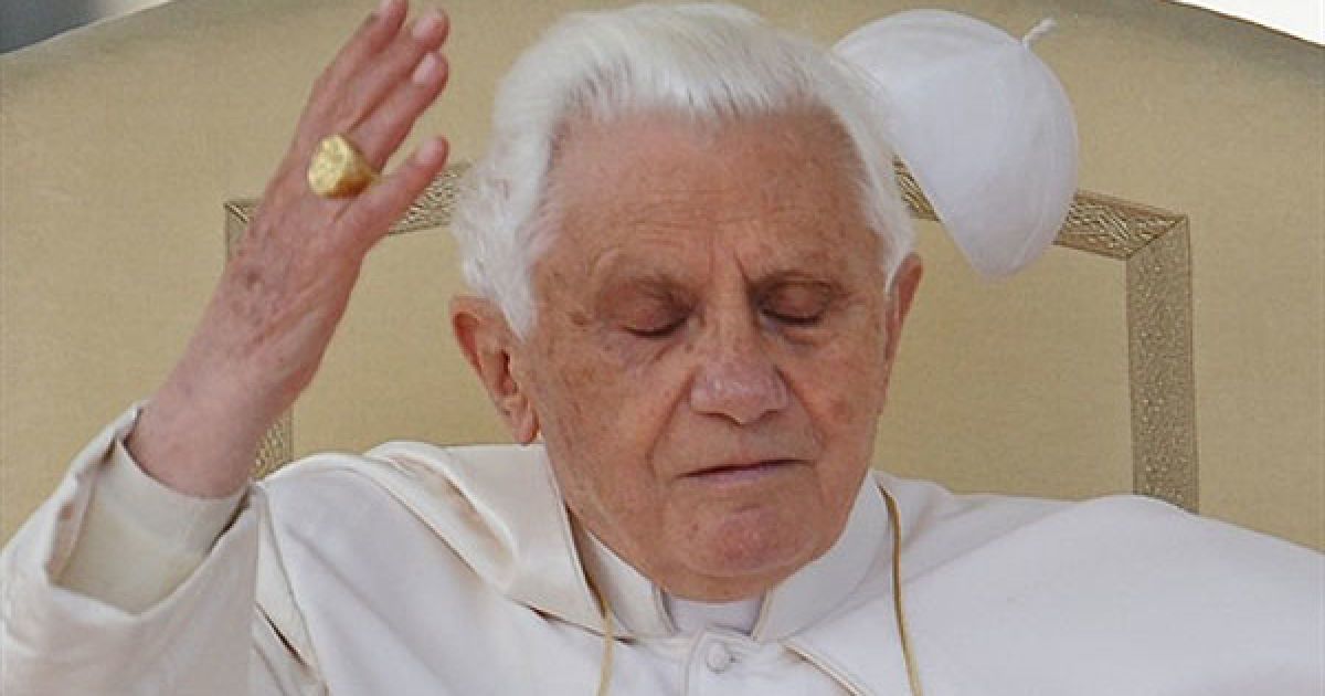 Ватикан. Папа Римський Бенедикт XVI намагається зловити свій капелюх під час щотижневої загальної аудієнції на площі Святого Петра у Ватикані. Папа Бенедикт XVI сказав, що він назве 24 нових кардиналів наступного місяця, які займатимуть ключові посади у католицькій церкві. 20 з кардиналів матимуть право обирати свого наступника. / © AFP
