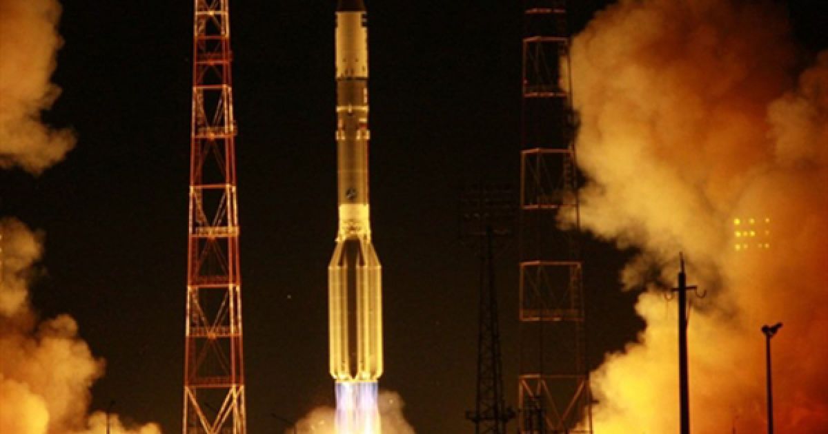 Запуск російського космічного корабля Протон-М із американським супутником Сиріус ХМ-5 на борту на космодромі Байконур. / © AFP