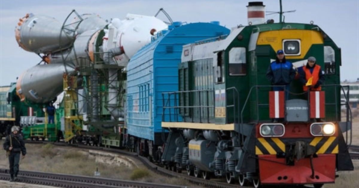 Казахстан, космодром "Байконур". Корабель "Союз ТМА-01М" перевозять з ангару на стартовий майданчик на космодромі Байконур. / © AFP