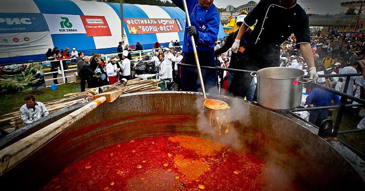 У селі Чубинське під Києвом в рамках ярмарку "Золота осінь" провели фестиваль "Борщ-Фест". / © Украинское Фото