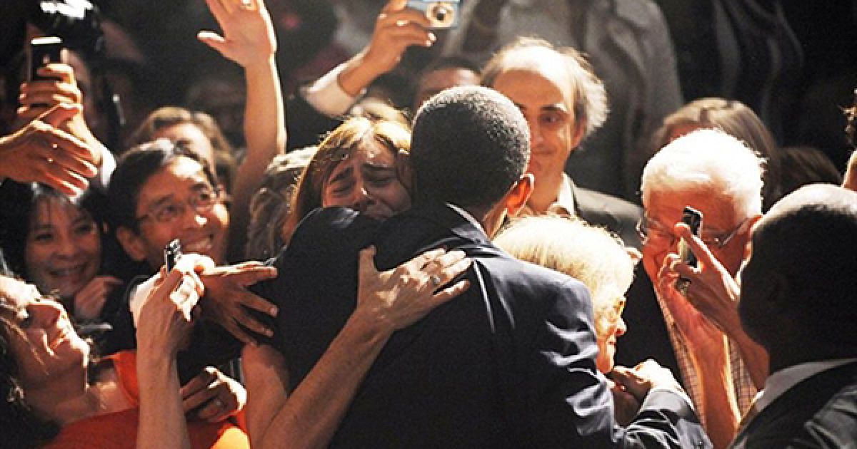 Барак Обама вітається із своїми прихильниками перед початком благодійної вечері Демократичної партії у Сієтлі. / © AFP