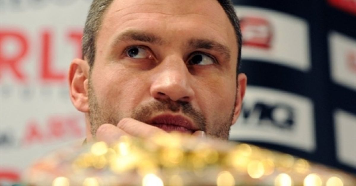 Дворазовий чемпіон світу з боксу у надважкій вазі Шеннон Бріггс влаштував скандал на прес-конференції з чемпіоном WBC Віталієм Кличком в Гамбурзі. / © AFP