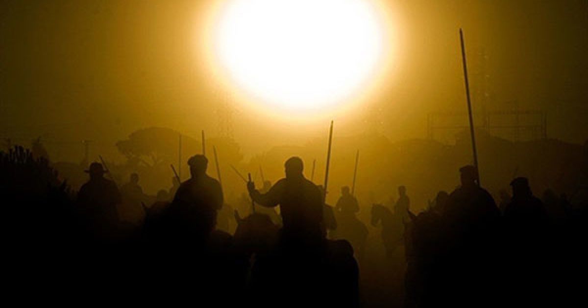 Іспанія, Тордесілльяс. Вершники їдуть додому після завершення фестивалю "Торо де ла Вега". Цей фестиваль є одним з найдавніших у Іспанії: бика потрібно виманити з села через річку на рівнину Вега, а вже там його можна вбити на честь Діви де ла Пенья. / © AFP