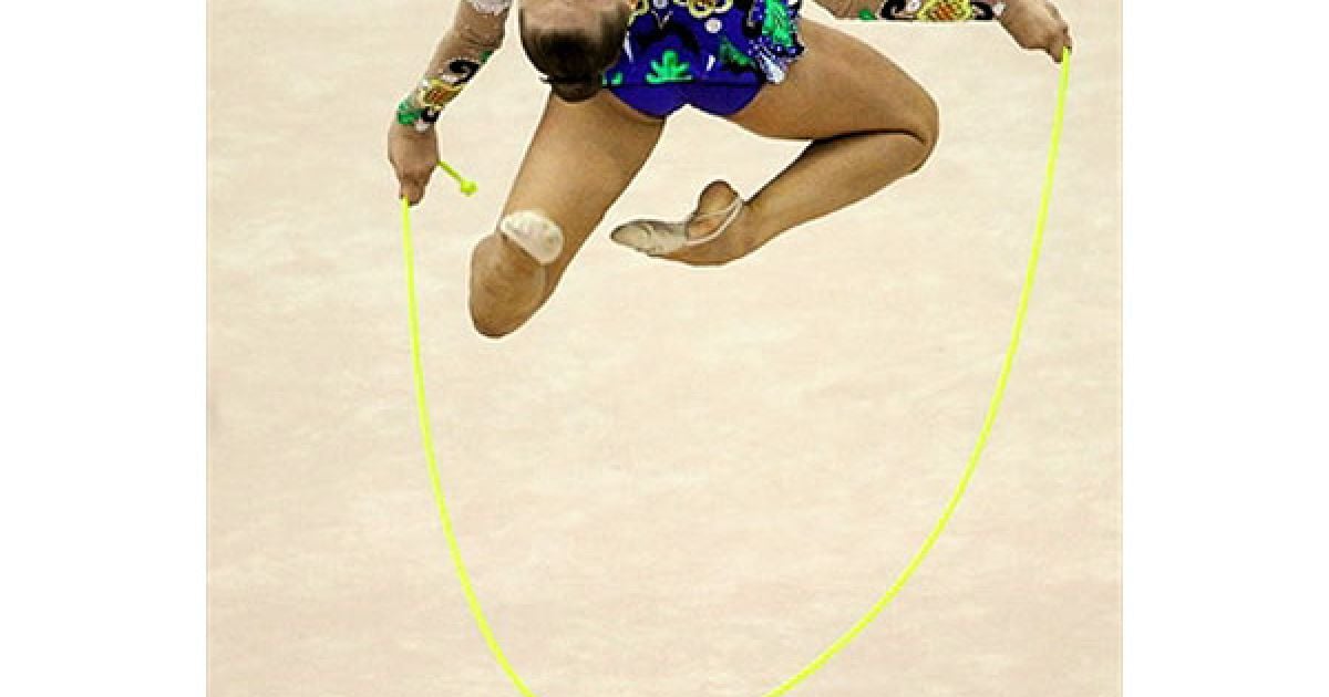 Ганна Рабацва (Білорусь) виконує вправу зі скакалкою. / © AFP