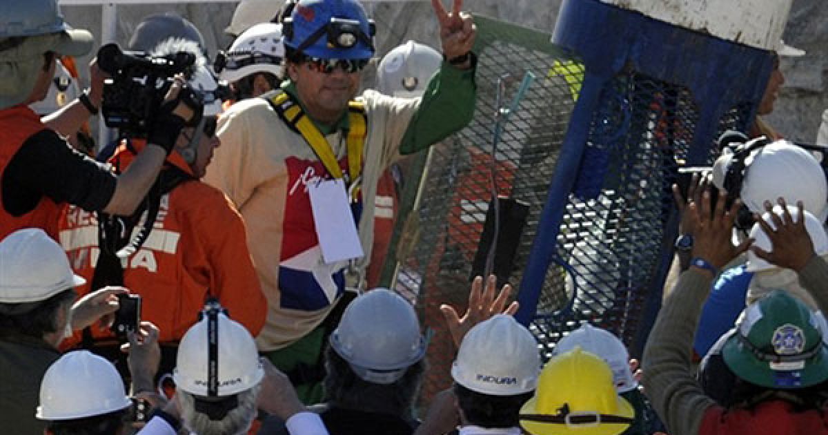 уель Авалос вітає людей, які зібрались поруч із місцем проведення рятувальної операції. / © AFP