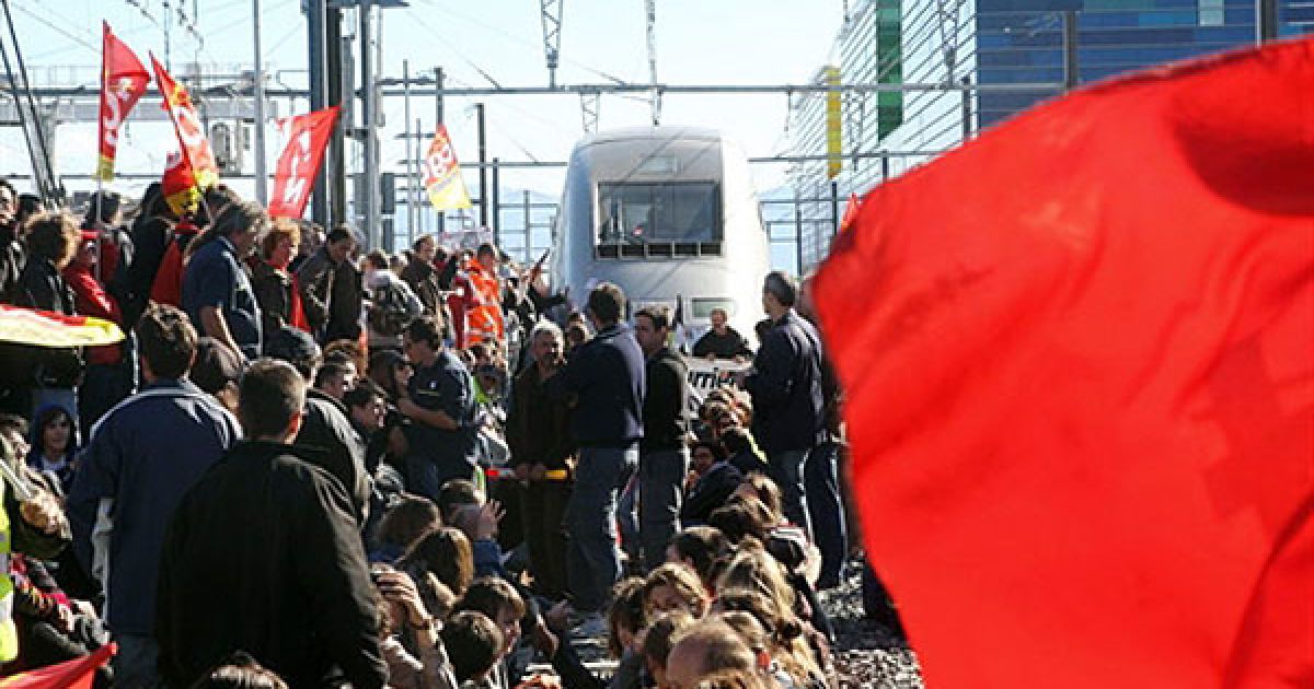 Франція, Перпіньян. Страйкуючі заблокували рух поїздів на залізничній станції Перпіньян (на півдні Франції) на знак протесту проти урядової пенсійної реформи. У масових акціях протесту по всій Франції, за приблизними оцінками, беруть участь кілька мільйонів людей. / © AFP