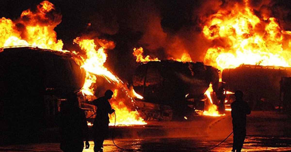 Пакистан, Шикарпур. Палаючі вантажівки і танкери, які здійснюють поставки для сил НАТО у Афганістані, після нападу бойовиків у Шикарпурі, південна провінція Сінд. Бойовики на півдні Пакистану підпалили більше двох десятків вантажних автомобілів. / © AFP