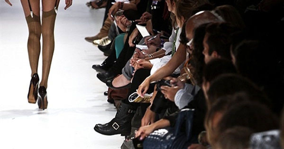 Португалія, Лісабон. Модель демонструє одяг з колекції португальського дизайнера Філіпа Файска сезону весна/літо 2011 на 35-му тижні &ldquo;Moda Lisboa&rdquo; у Лісабоні. / © AFP
