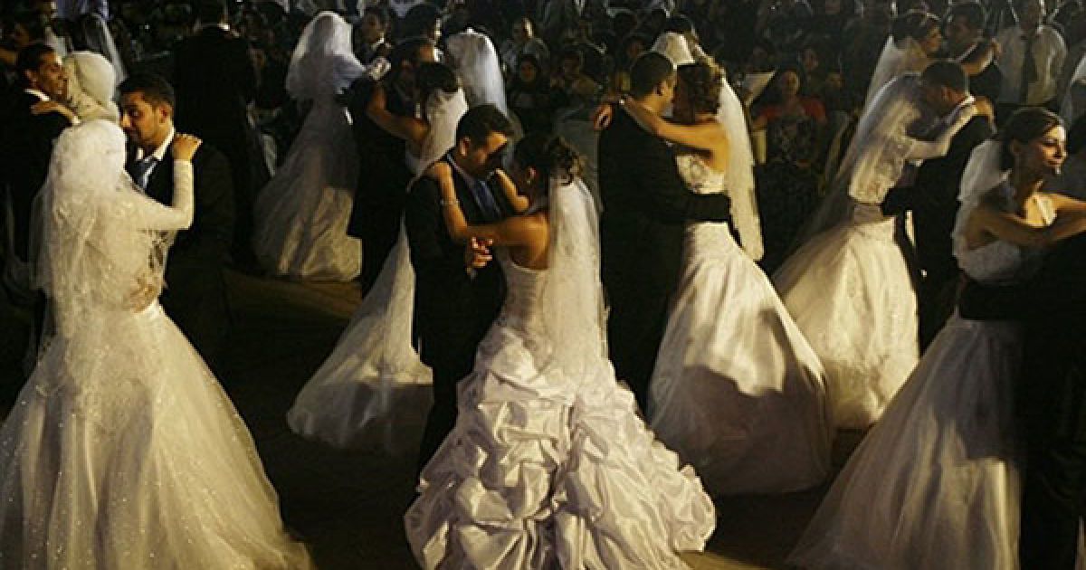 Ліван, Сидон. Наречені і женихи танцюють під час масового весілля, яке організував лівано-палестинський комітет у справах розвитку на чолі з ліванським депутатом Бахійя Харірі у південному портовому місті Сидон. Під час церемонії у шлюб вступили 77 ліванських і палестинських мусульманських і християнських пар. / © AFP