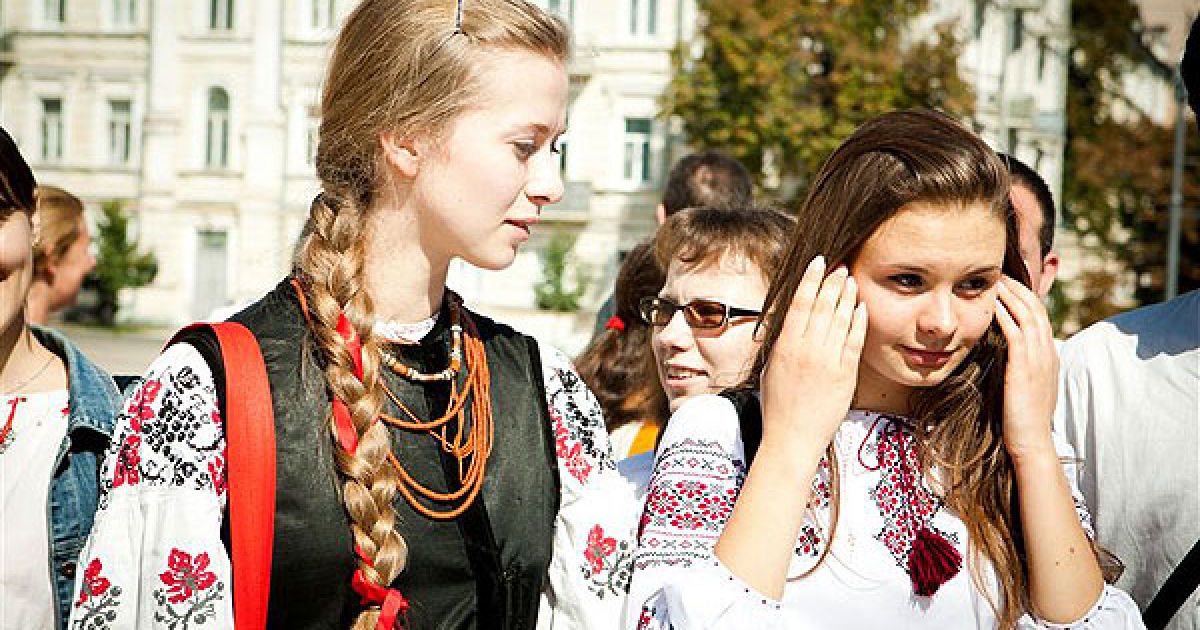 Деякі учасниці прийшли на марш у старовинних вишиванках / © PHL.com.ua