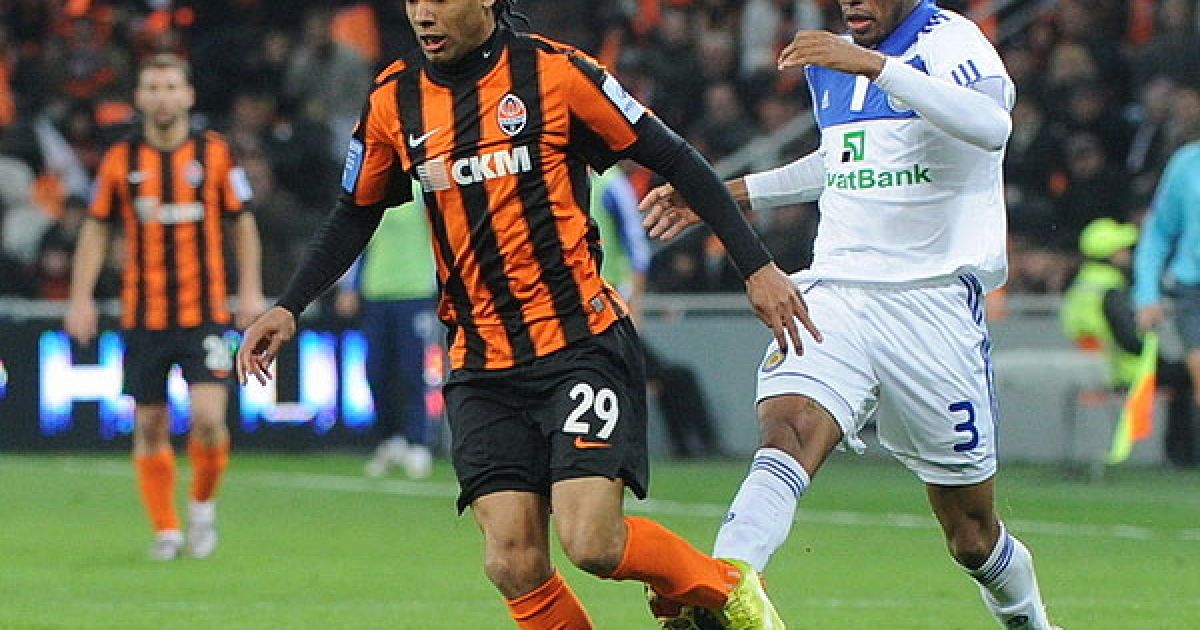 Алекс Тейшейра ("Шахтар") обводить Бетао ("Динамо") / © shakhtar.com
