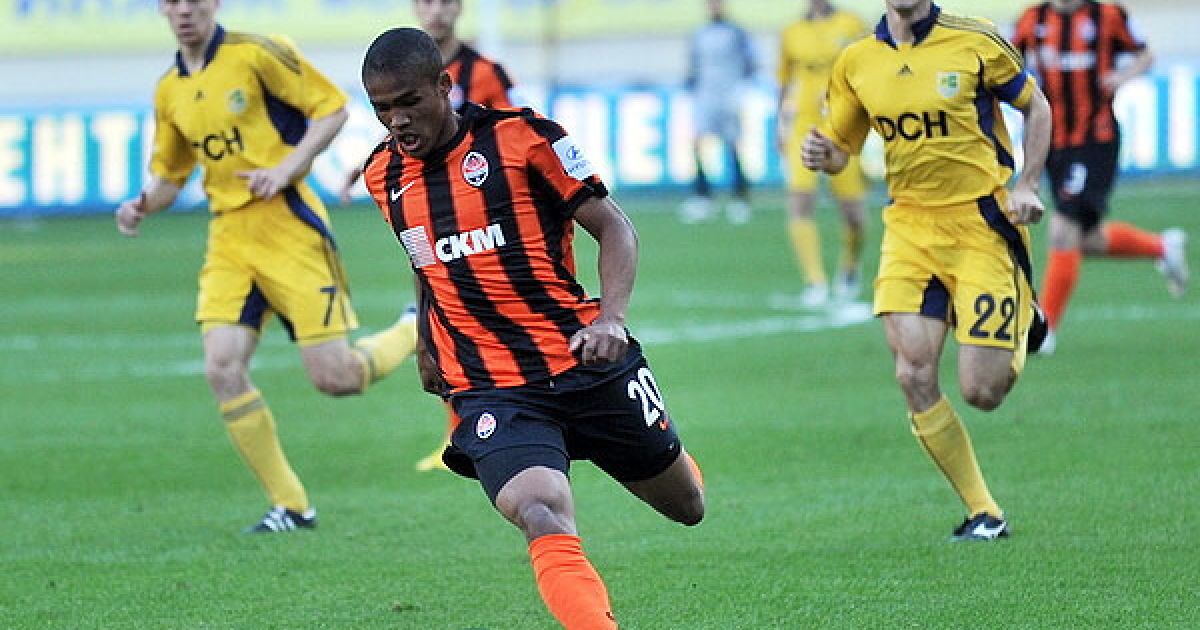 Після розіграшу кутового м'яч у ворота "Металіста" головою відправив Дуглас Коста, але арбітр угледів порушення правил у діях Луїса Адріано. / © shakhtar.com