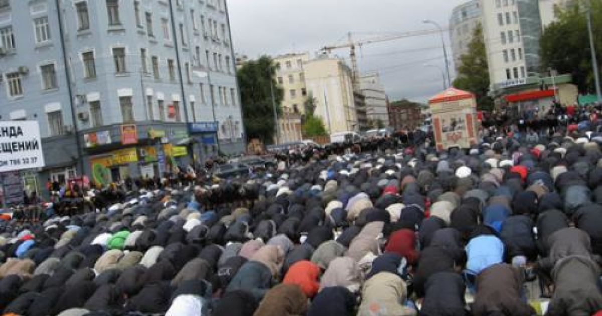 Дітей заманюють на молитву за допомогою гаджетів. Ілюстрація