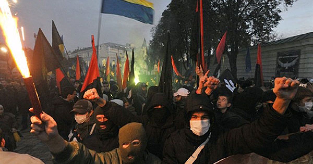 Україна, Київ. Кілька тисяч людей взяли участь у марші на честь 68-ї річниці з дня заснування Української повстанської армії (УПА), який провели в центрі Києва. / © AFP