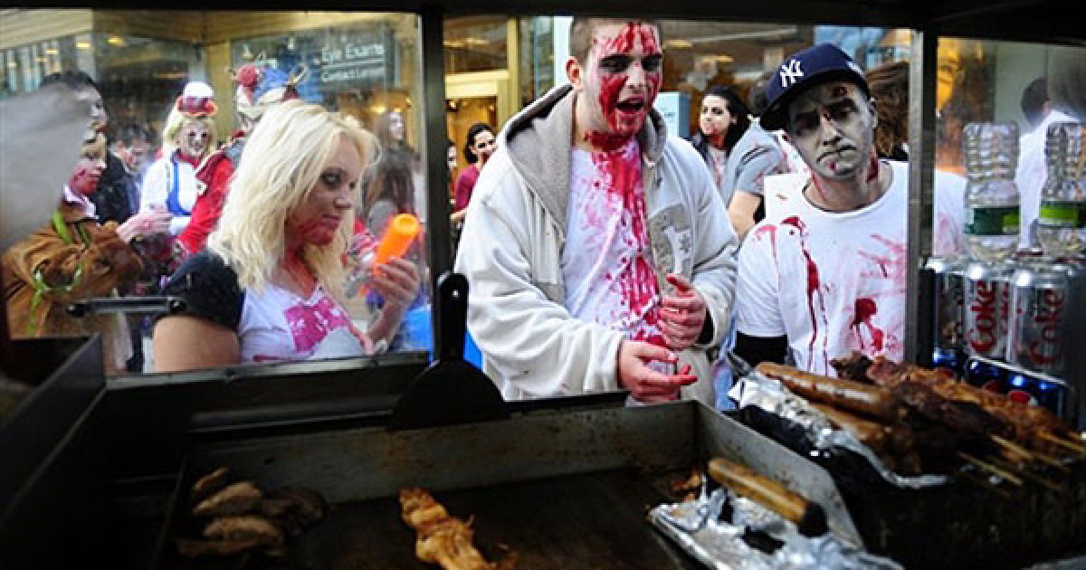 На Манхеттені в Нью-Йорку пройшов щорічний парад зомбі Zombiecon / © AFP