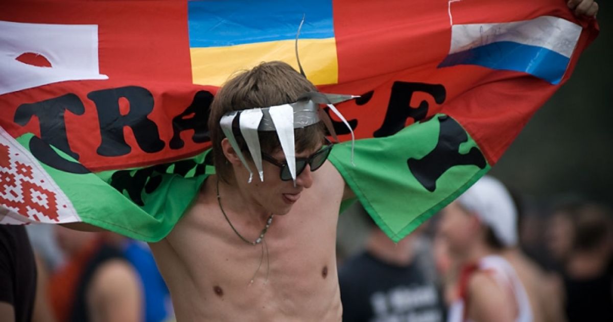 Під час виступу "Ляпісів" на площі майоріли українські та білоруські прапори. / © sziget.hu