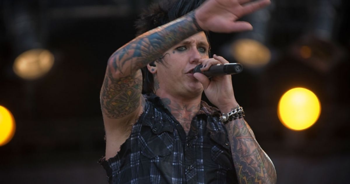 Вокаліст "Papa Roach" виглядав так, наче накачав собі обличчя ботоксом. / © sziget.hu