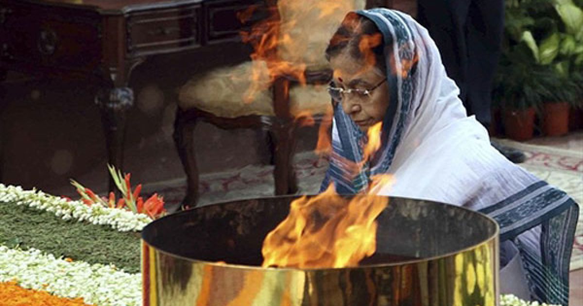 Президент Індії Пратібха Патіл поклала квіти до могили Невідомого солдата біля Воріт Індії у Нью-Делі. / © AFP