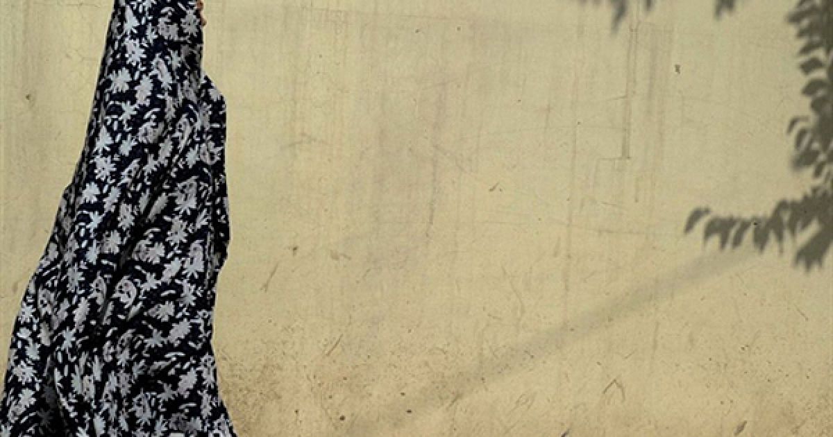 Жінка йде вулицею Кабула. Президент Афганістану Хамід Карзай видав наказав ліквідувати усі приватні охоронні фірми, співробітники яких отримували штрафи за зловживання службовим станом чи незаконну зброю. / © AFP