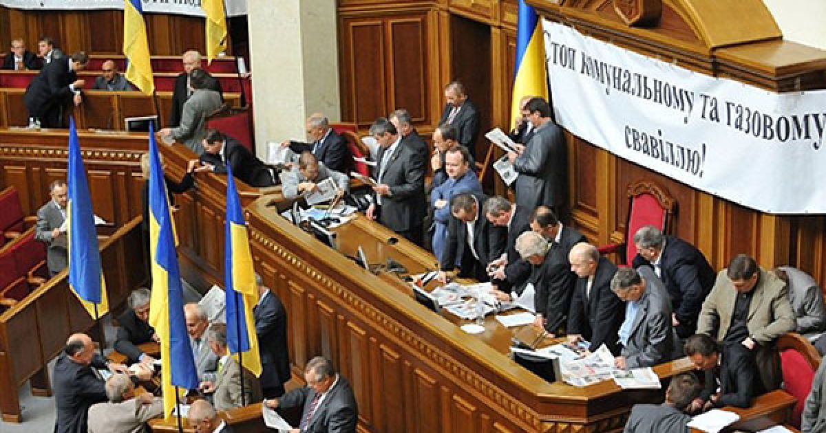 Україна, Київ. Депутати опозиційної партії колишнього прем'єр-міністра України Юлії Тимошенко заблокували роботу українського парламенту, вони влаштували у сесійній залі барикаду зі стільців і зайняли трибуну і президію Верховної ради. Фракція Блоку Юлії Тимошенко "Батьківщина" заявила, що продовжуватиме блокаду парламенту, доки до порядку денного не буде включено скасування чотирьох основних планів уряду. / © AFP