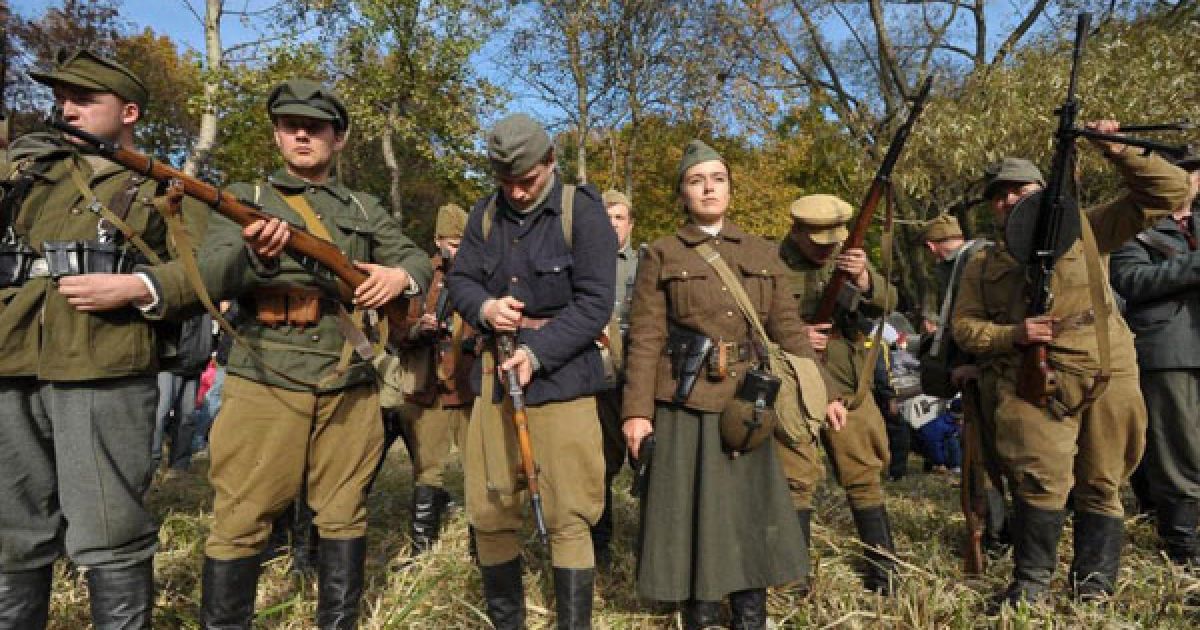 На честь річниці створення УПА у Львові також відбувся традиційний марш "Слави Української Повстанської Армії", в якому взяли участь близько 300 людей, одягнених у форму бійців УПА. / © gazeta.ua