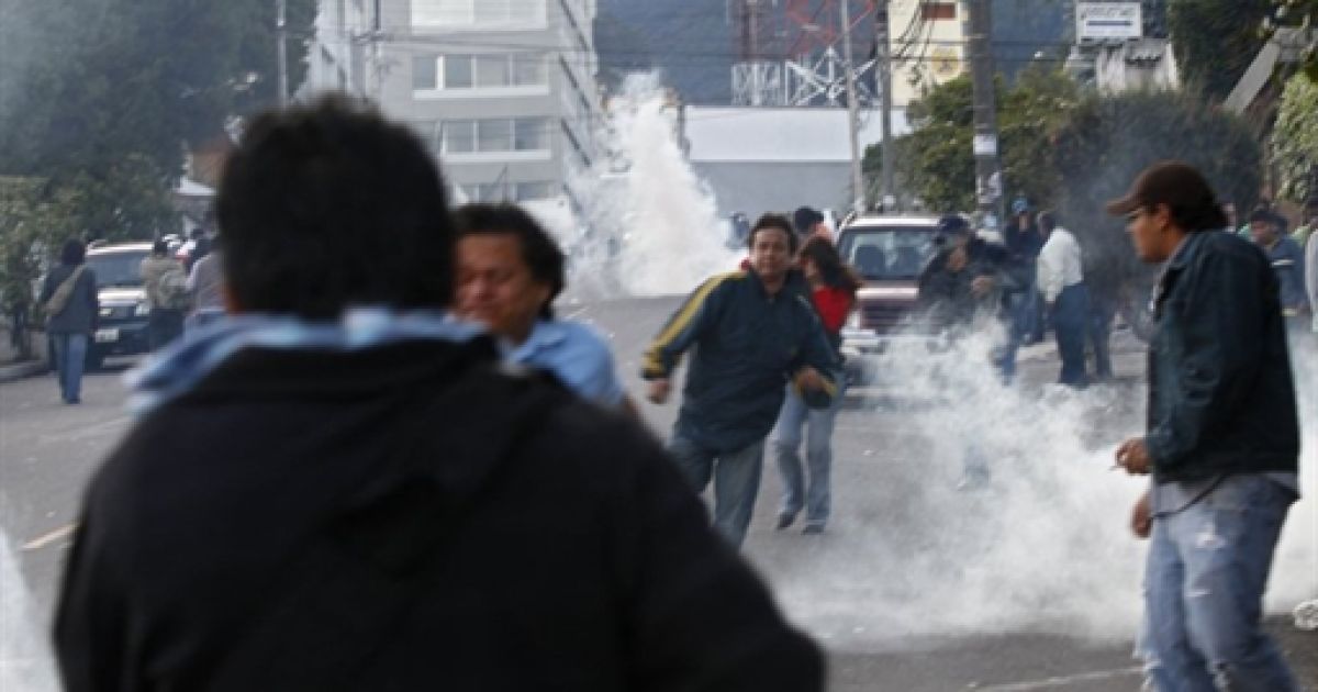 Силовики Еквадору під час масових акції протесту закидали президента гранатами із газом, захопили його літак і вертоліт, а також головний аеропорт країни. / © AFP