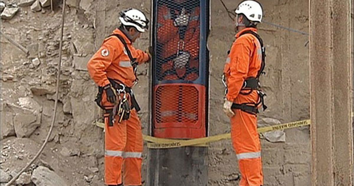 Чилі, Копіапо. Рятувальники тестують капсулу, перш ніж почати операцію з порятунку 33 гірників, які потрапили в пастку на шахті Сан-Хосе неподалік від міста Копіапо у пустелі Атакама. Після двох місяців під землею, шахтарів планують підняти на поверхню протягом найближчих днів. / © AFP