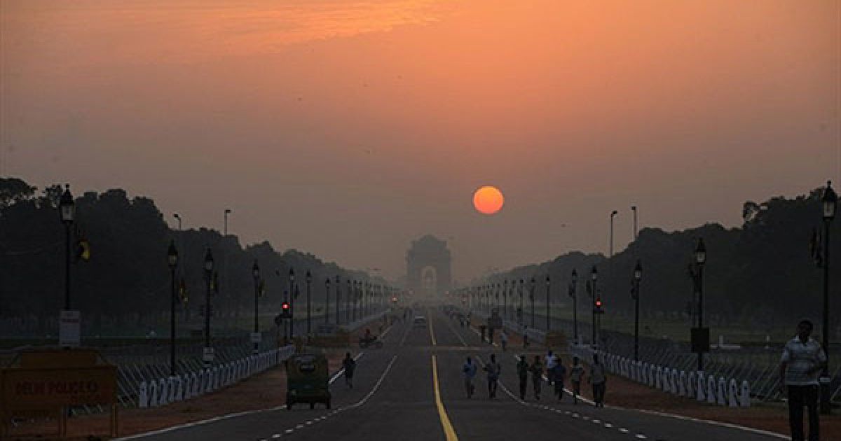 Індія, Нью-Делі. Сонце встає над Воротами Індії у Нью-Делі. / © AFP