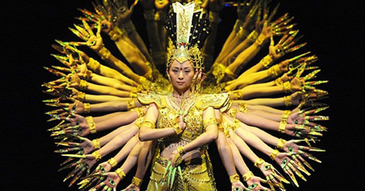 Болгарія, Софія. Танцюристи з китайської мистецької трупи інвалідів виконують танець "Бодхісаттва Авалокітешвара" під час шоу "Моя мрія" у Національному палаці культури в місті Софія. Трупа, заснована у 1987 році, є притулком для 88 виконавців з порушеннями слуху, зору та іншими фізичними вадами.