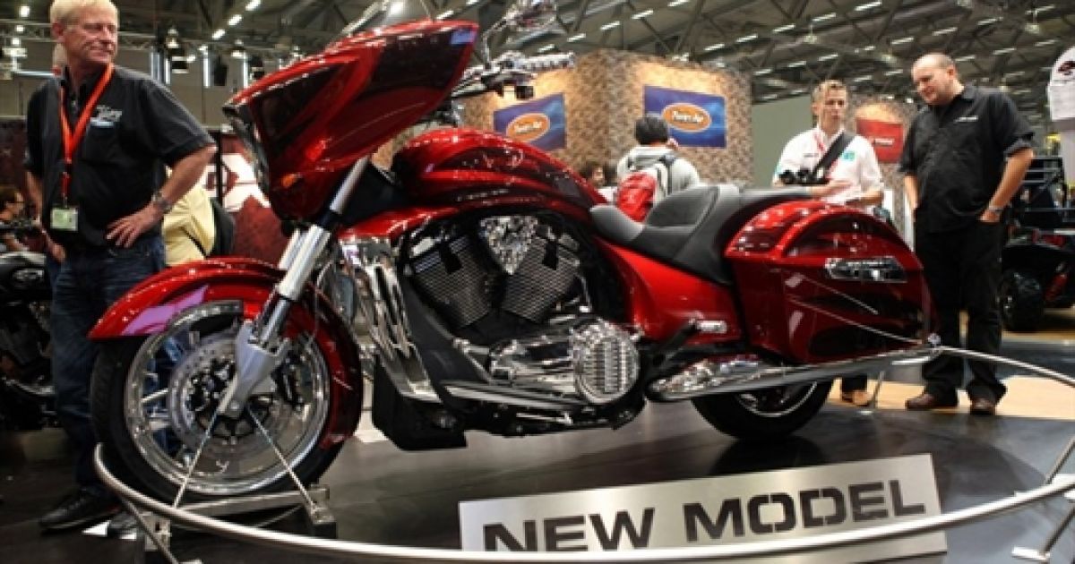 Найбільша у світі мотовиставка Intermot, яка проходить у Кельні (Німеччина), цього року зібрала більше тисячі фірм з 40 країн, які представляють мотоцикли, квадроцикли, трайки, скутери тощо.