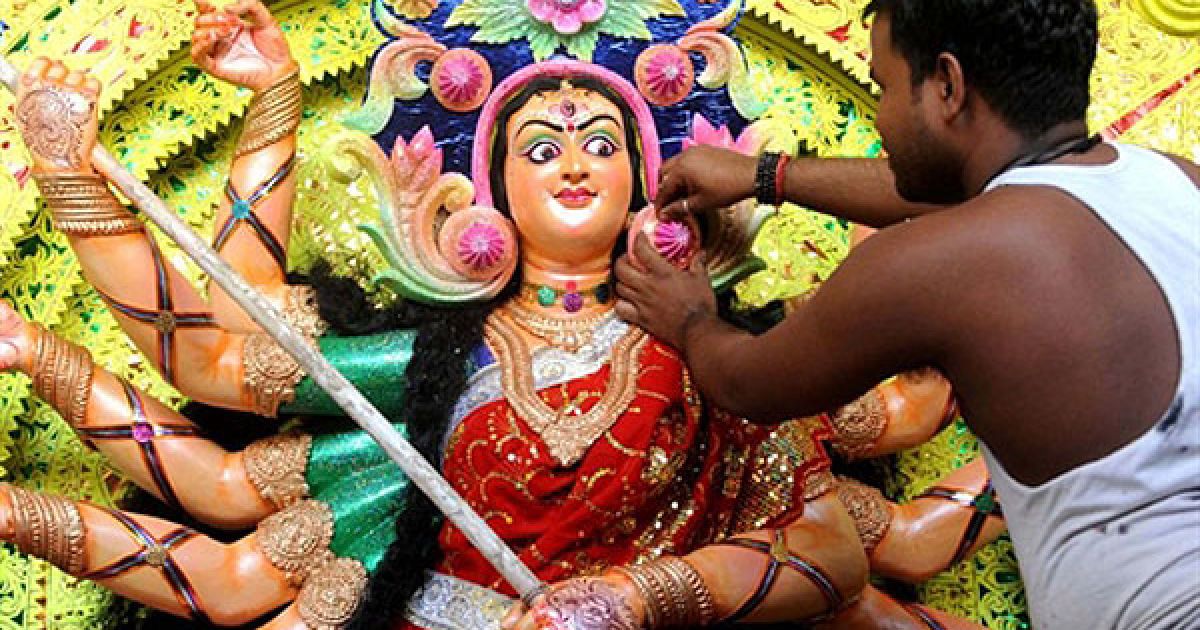 Індія, Амрітсар. Індійський художник Амарендра Тарай робить останні штрихи на ідолі індуїстської богині Дурги у храмі в Амрітсарі. В Індії починаються чотириденні святкування Дурга Пуджа, кульмінацією яких стане занурення ідолів у річку Ганг. Дурга символізує владу і перемогу добра над злом у індуїстської міфології. / © AFP