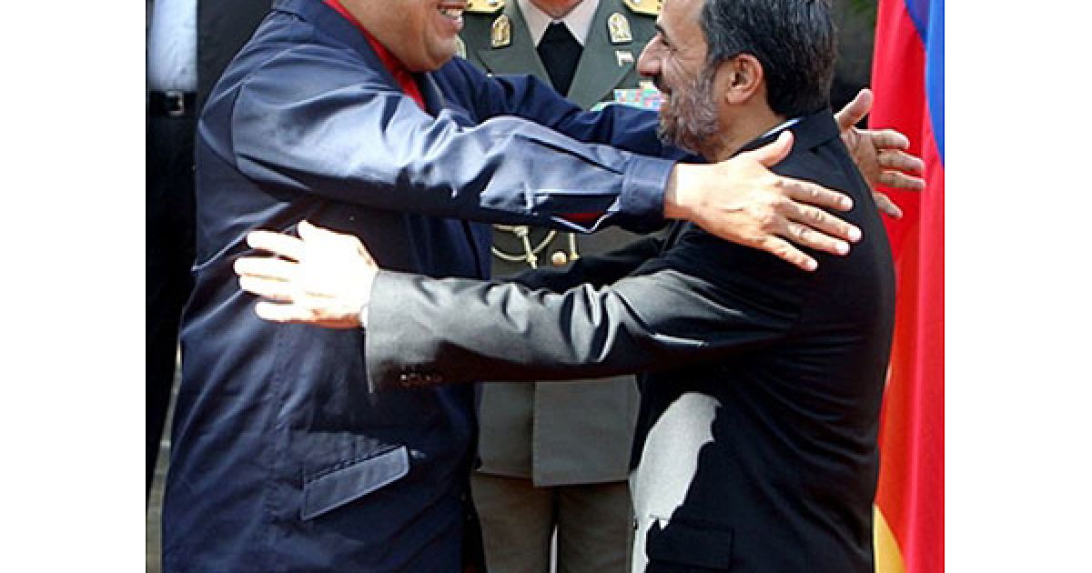 Іран, Тегеран. Президент Ірану Махмуд Ахмадінежад вітає свого венесуельського колегу Уго Чавеса під час церемонії зустрічі у Тегерані. / © AFP