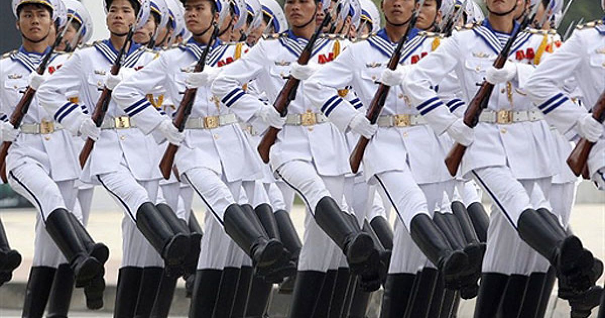 В&#039;єтнам, Ханой. В&#039;єтнамські моряки беруть участь у параді почесної варти під час церемонії відкриття засідання міністрів оборони крайн-членів АСЕАН (Асоціація держав Південно-Східної Азії). Міністри оборони країн АСЕАН та їхні колеги зі США, Росії, Китаю, Японії, Індії і Південної Кореї зібралися у в&#039;єтнамській столиці. / © AFP