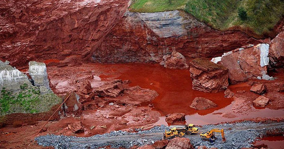 Угорщина. Вид з повітря на екскаватори, які працюють біля зруйнованої дамби навколо відстійника з "червоним шламом" неподалік від міста Айка, у 156 км від Будапешта. В результаті прориву греблі, більше мільйона кубометрів токсичних відходів залили три прилеглі селища. Кілька людей загинуло, декілька осіб отримали поранення, сотні людей залишилися без домівок. / © bigpicture.ru