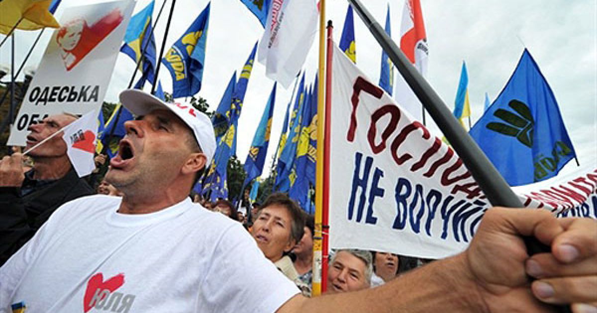Біля парламенту зібрався кількатисячний мітинг опозиції: представників БЮТ, ВО "Батьківщина", ВО "Свобода". / © AFP