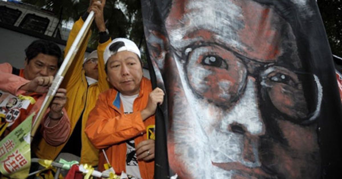 У 1996 році Лю Сяобо був засуджений до трьох років трудових таборів за заклики до звільнення заарештованих учасників протестів 1989 року. / © AFP