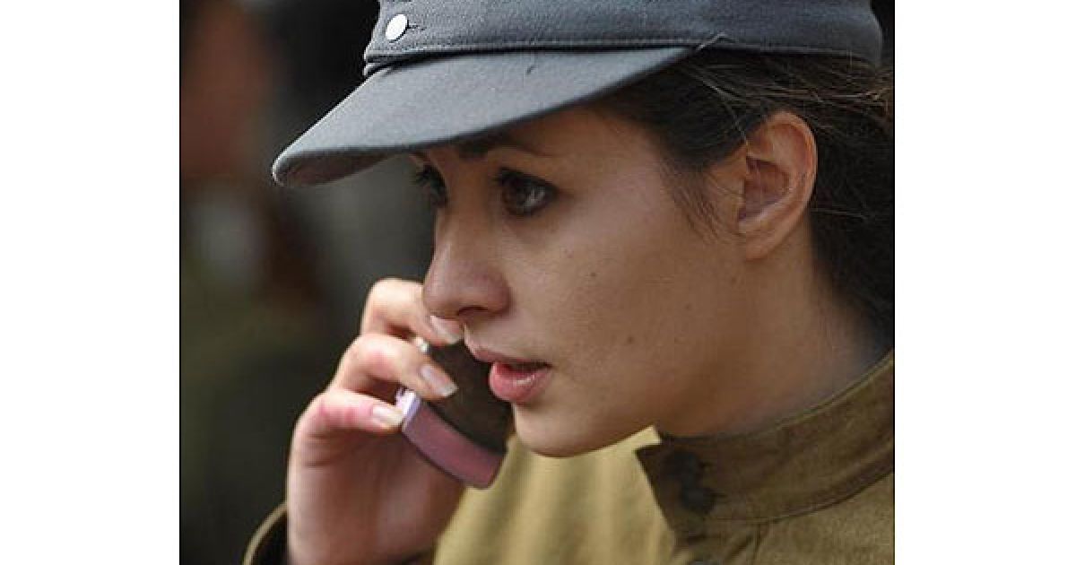 Попереду учасників маршу йшов оркестр і на конях їхали два вершники з державним і червоно-чорним прапором. / © gazeta.ua