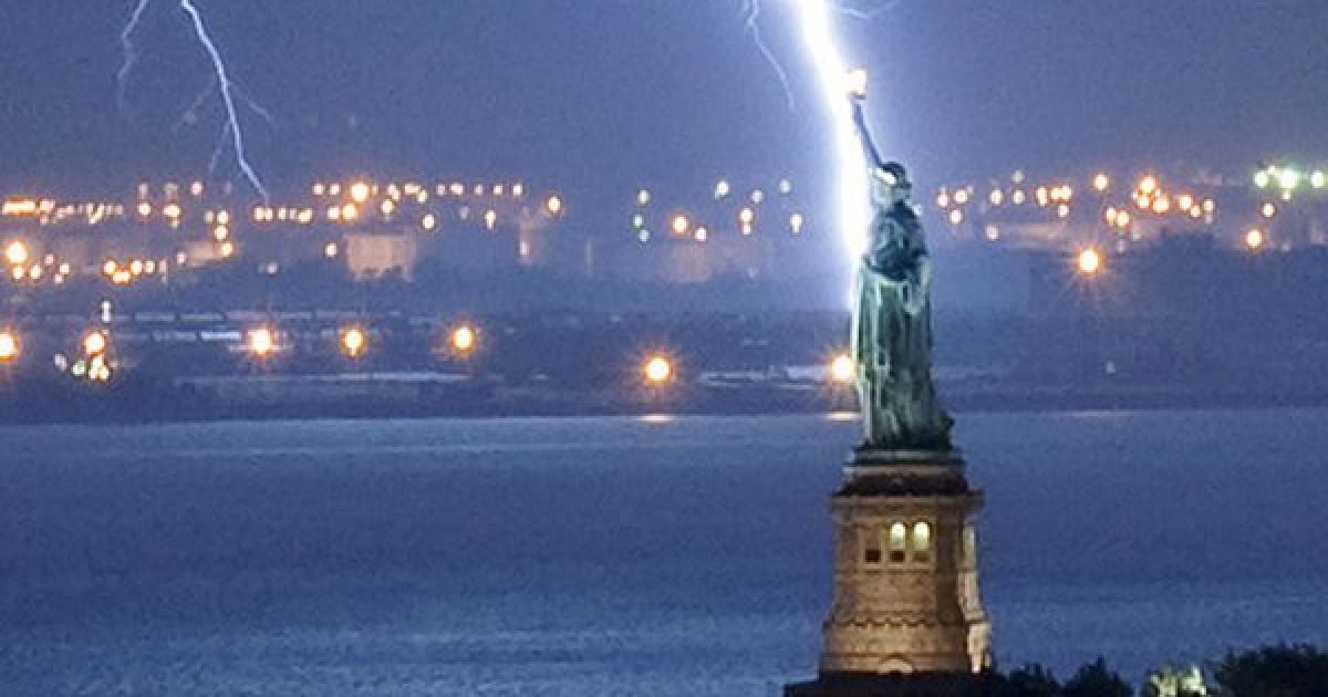 Фотограф зняв пряме попадання блискавки у статую Свободи