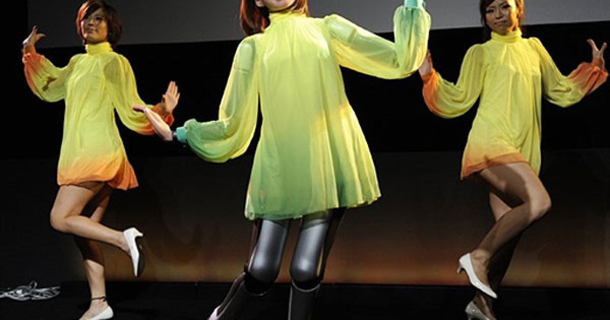 Японія, Токіо. Гуманоїдний робот HRP-4C, зріст якого становить 1,58 м, співає і танцює разом зі "справжніми" танцюристками на виставці "Цифровий Зміст" у Токіо. Робота-гуманоїда HRP-4C створила японська компанія науки і високих технологій AIST. Він отримав назву Choreonoid. / © AFP