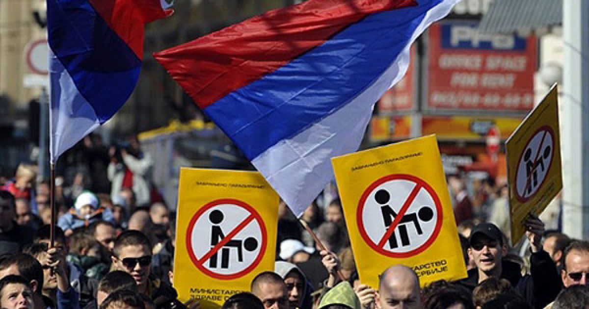 Напередодні проведення гей-параду в Бєлграді провели акцію протесту, в якій взяли участь близько 8000 сербів. Вони пройшли вулицями Белграду із закликами "Смерть гомосексуалістам" / © AFP