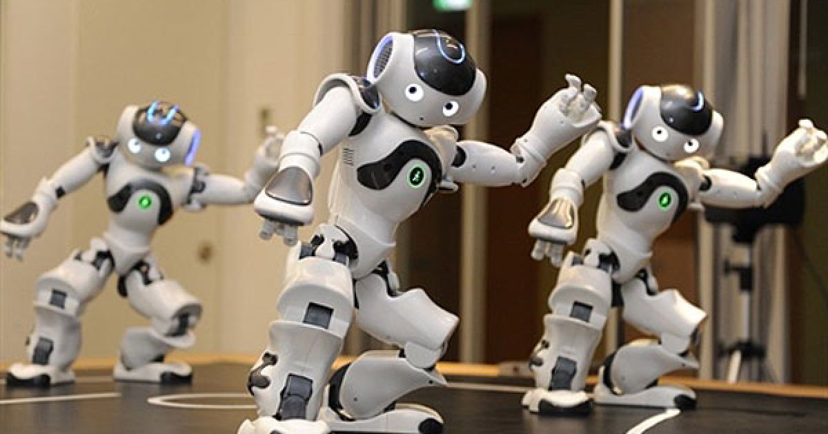 Японія, Токіо. Роботи-гуманоїди "Нао", виробництва французького робототехнічного підприємства "Альдебаран" демонструють свої вміння під час презентації у посольстві Франції у Токіо. / © AFP