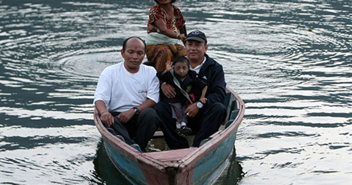 Молодий непалець Хагендра Тапа Магар відзначив своє повноліття 14 жовтня 2010 року. / © AFP